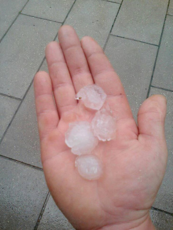 Kroupy z nedělní bouřky