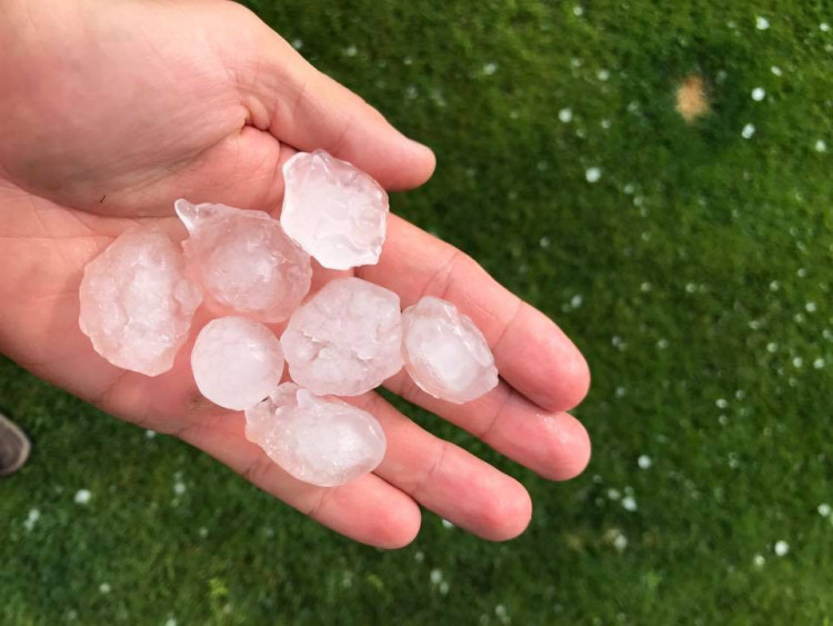 Kroupy z nedělní bouřky