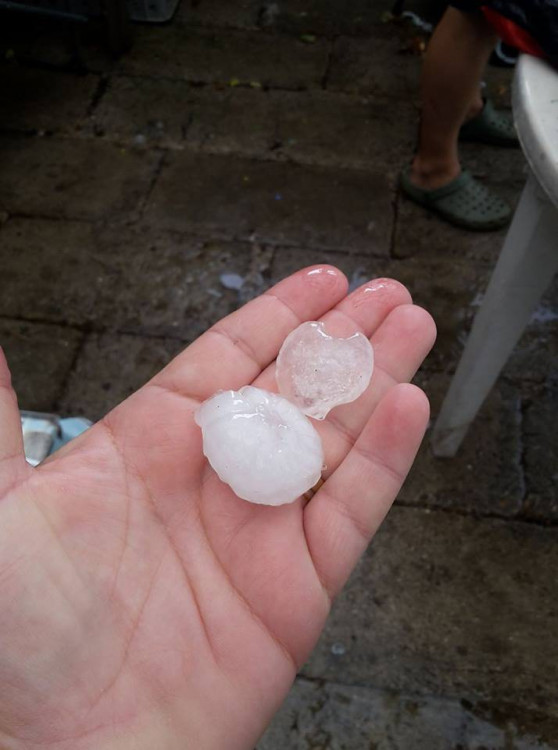 Kroupy z nedělní bouřky