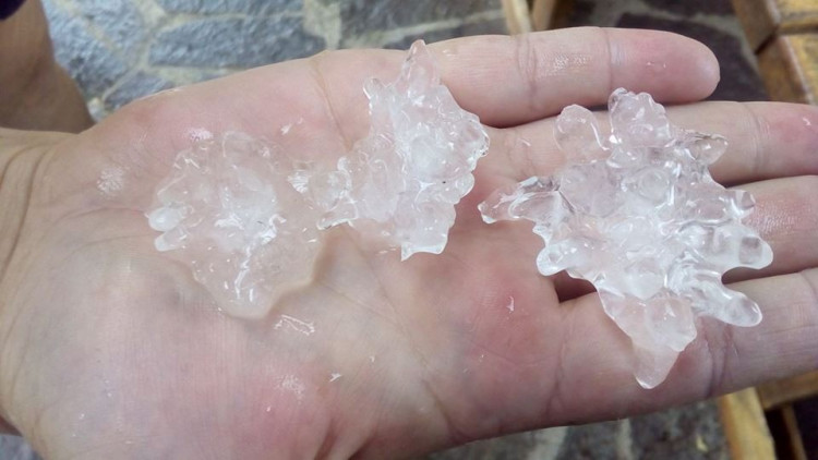 Kroupy z nedělní bouřky