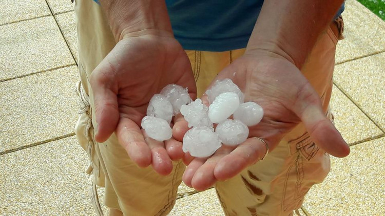 Kroupy z nedělní bouřky