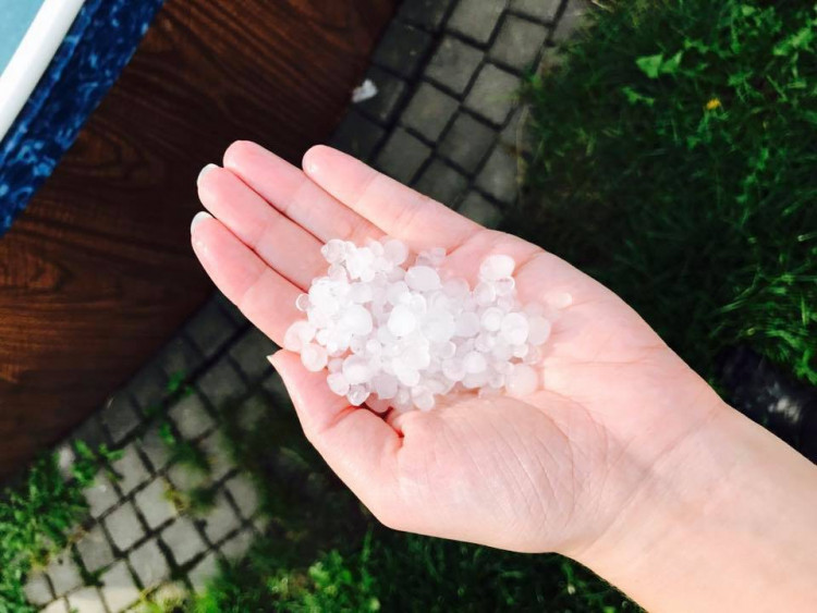 Kroupy z nedělní bouřky