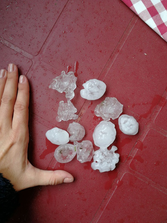 Kroupy z nedělní bouřky