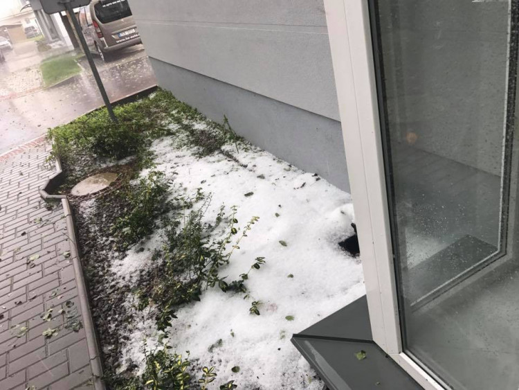 Kroupy z nedělní bouřky