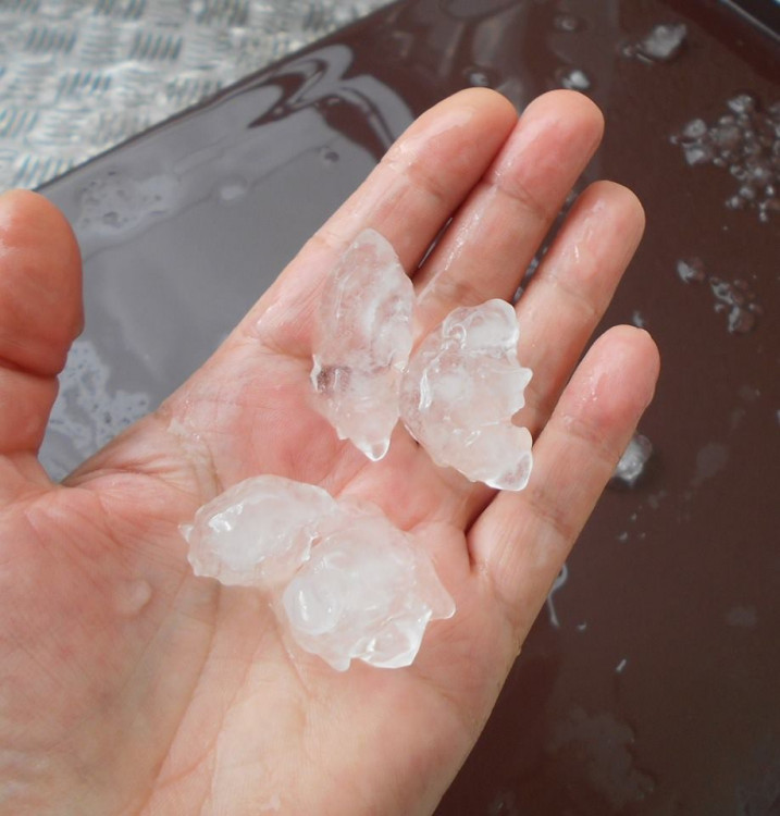 Kroupy z nedělní bouřky