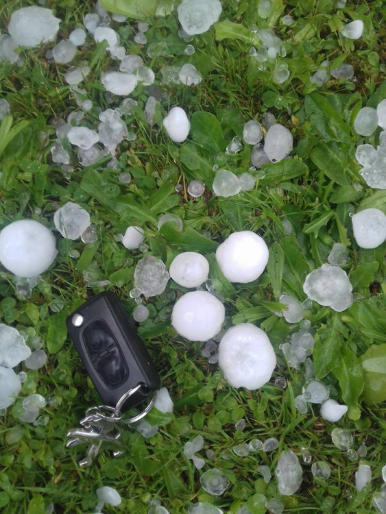 Kroupy z nedělní bouřky