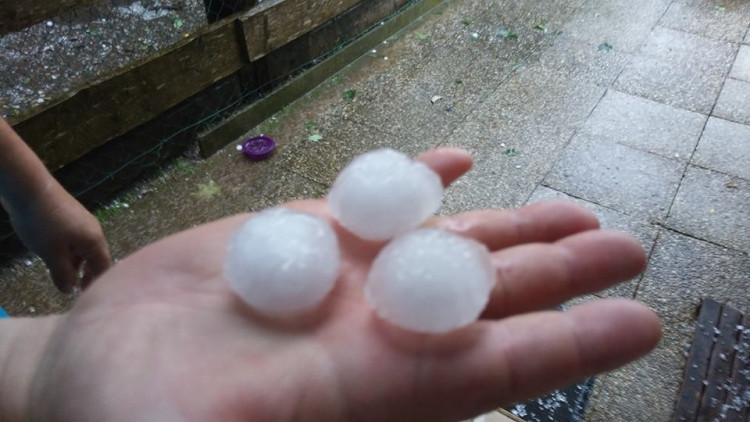 Kroupy z nedělní bouřky