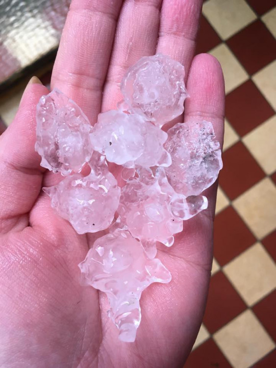 Kroupy z nedělní bouřky