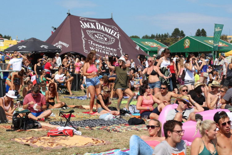 FOTOGALERIE: Festival HRADY CZ na Bouzově nabídl krásné počasí a skvělý line-up