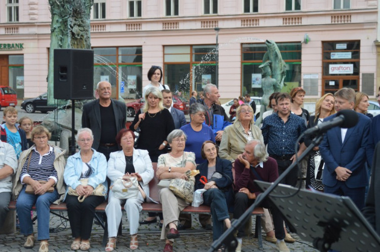 FOTOGALERIE: Pítko na Horním náměstí je už v provozu. Osvěžte se v centru Olomouce