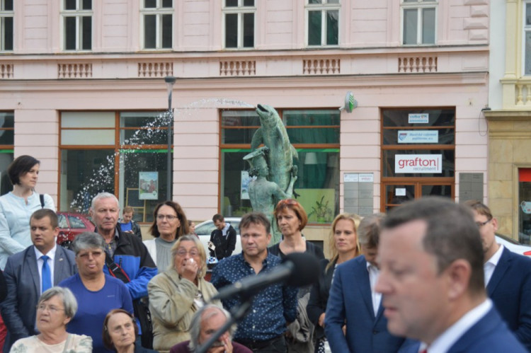 FOTOGALERIE: Pítko na Horním náměstí je už v provozu. Osvěžte se v centru Olomouce