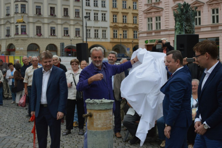 FOTOGALERIE: Pítko na Horním náměstí je už v provozu. Osvěžte se v centru Olomouce
