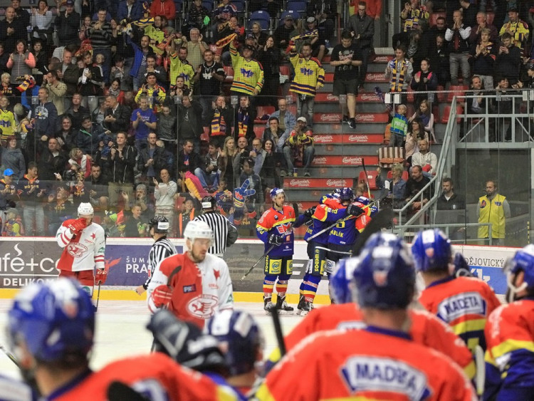 Hráči domácího celku slaví vedoucí branku