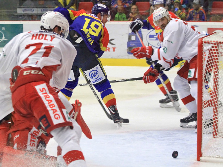 Tim Crowder minul ve druhé třetině slávistickou klec jenom těsně