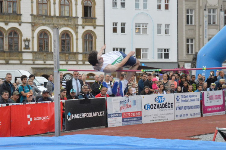 FOTOGALERIE: Dvanáctý ročník Hanácké laťky na Horním náměstí tentokrát Bába nevyhrál