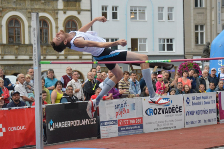 FOTOGALERIE: Dvanáctý ročník Hanácké laťky na Horním náměstí tentokrát Bába nevyhrál