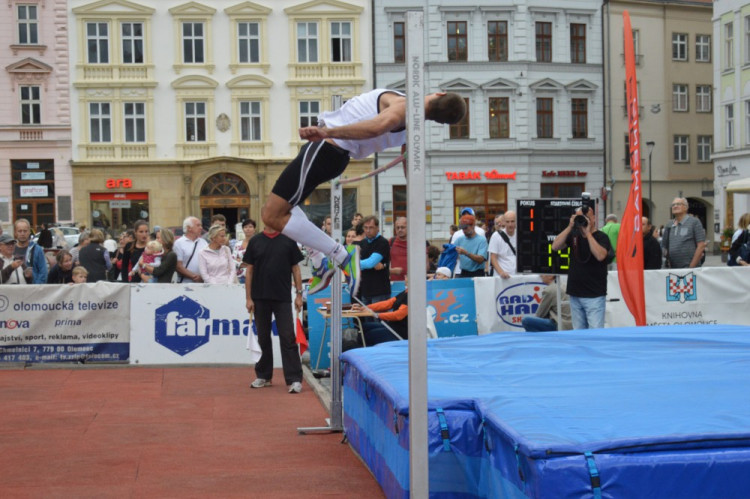 FOTOGALERIE: Dvanáctý ročník Hanácké laťky na Horním náměstí tentokrát Bába nevyhrál