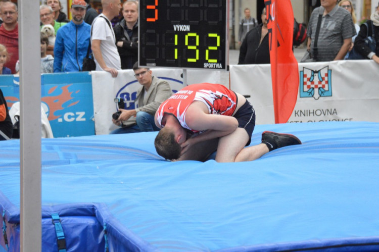 FOTOGALERIE: Dvanáctý ročník Hanácké laťky na Horním náměstí tentokrát Bába nevyhrál