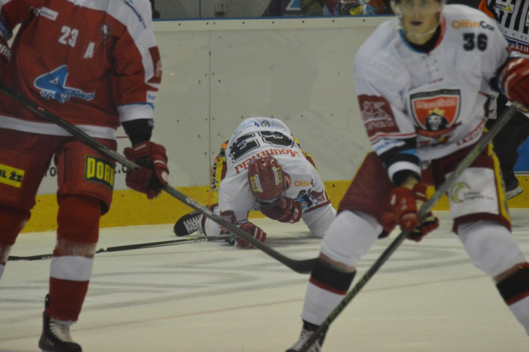 FOTOGALERIE: Mora padla s Hradcem. Hosté rozhodli ve třetí třetině