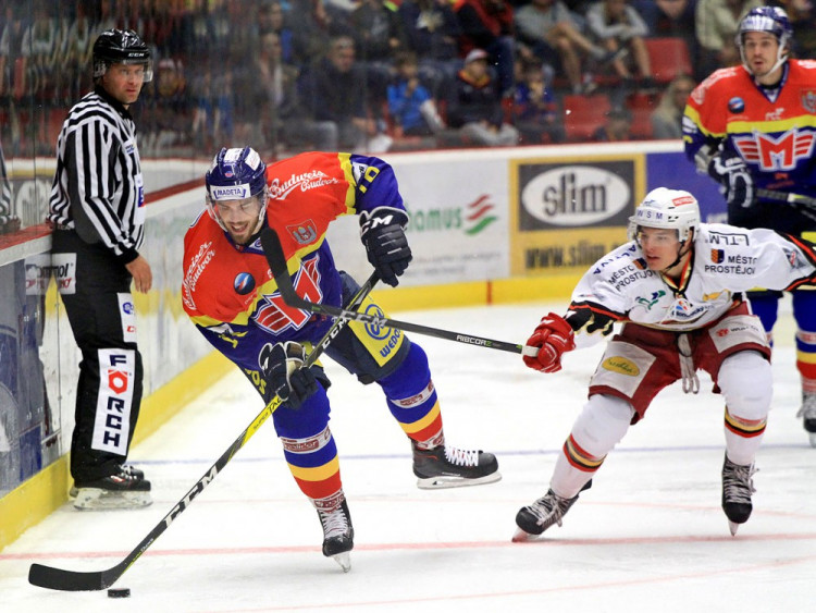 Tim Crowder nahazuje po mantinelu