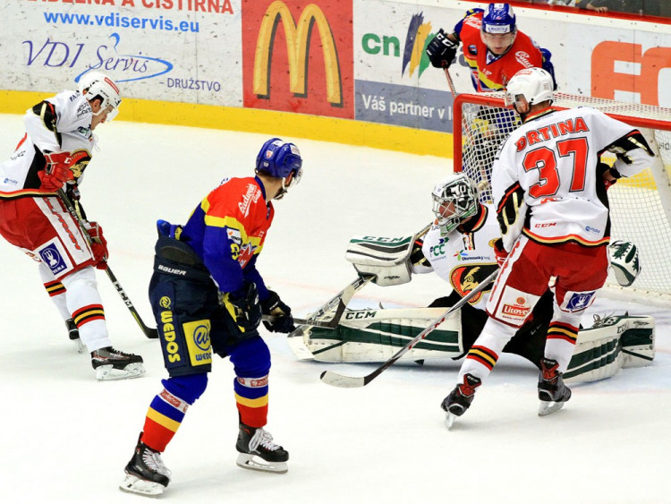 Nebezpečná situace před gólmanem Prostějova Grohem