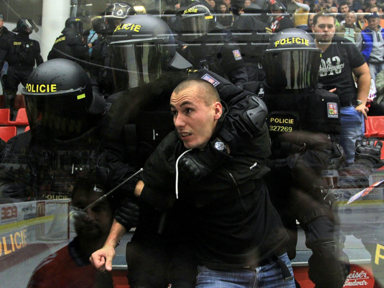 V sektoru hostujících fanoušků zasahovali o druhé přestávce policejní těžkooděnci