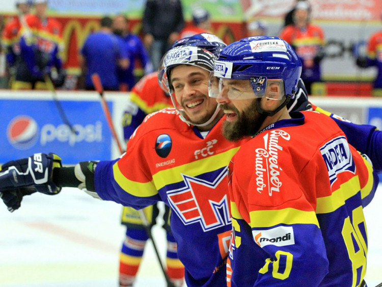 Zdeněk Kutlák se raduje společně s Romanem Vráblíkem ze svého druhého gólu