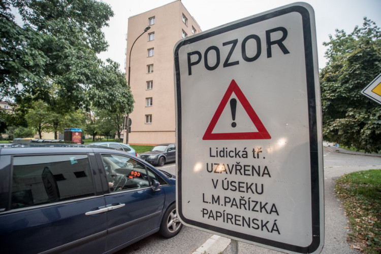 Křižovatka ulic B. Němcové a L. B. Schneidera při uzavírce Lidické třídy