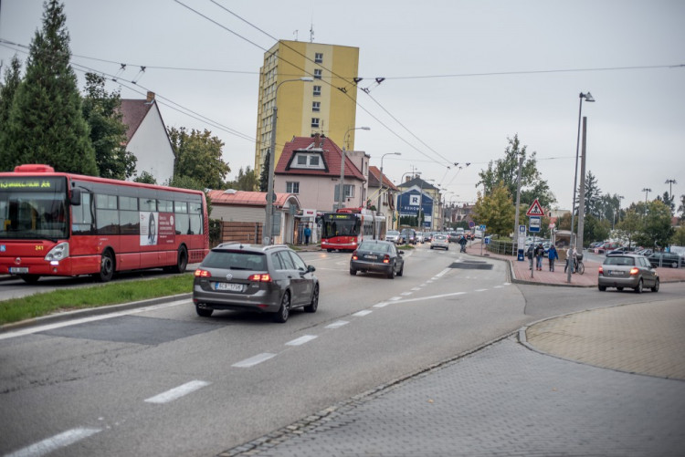 Křižovatka ulic B. Němcové a L. B. Schneidera při uzavírce Lidické třídy