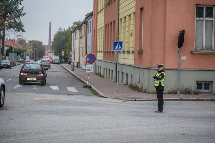 Křižovatka ulic B. Němcové a L. B. Schneidera při uzavírce Lidické třídy