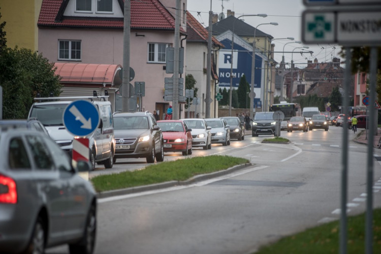 Křižovatka ulic B. Němcové a L. B. Schneidera při uzavírce Lidické třídy