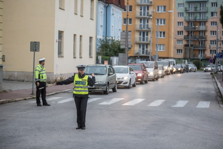 Křižovatka ulic B. Němcové a L. B. Schneidera při uzavírce Lidické třídy
