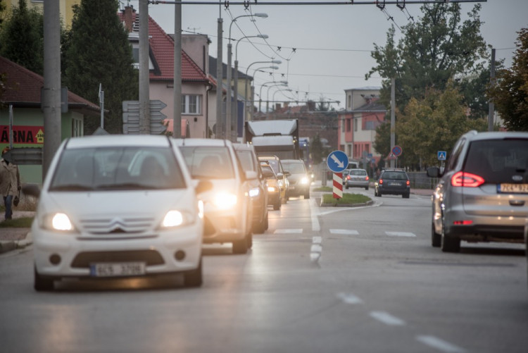 Křižovatka ulic B. Němcové a L. B. Schneidera při uzavírce Lidické třídy