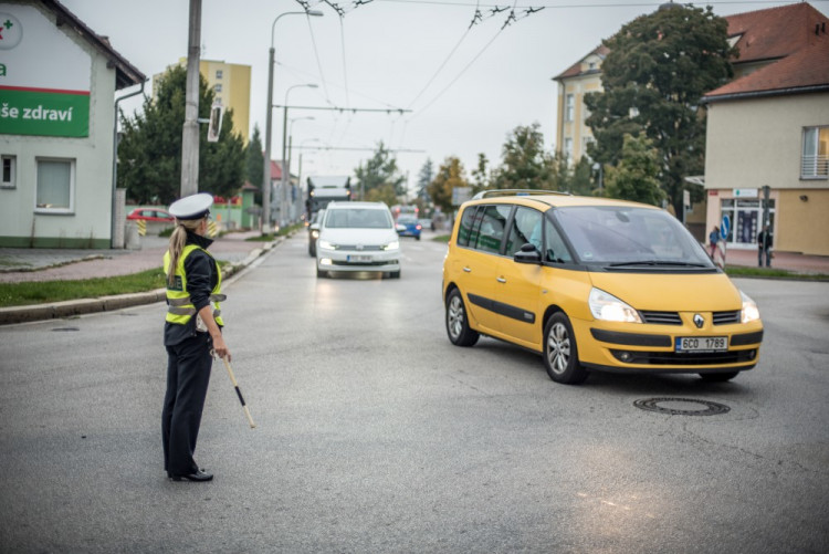 Křižovatka ulic B. Němcové a L. B. Schneidera při uzavírce Lidické třídy