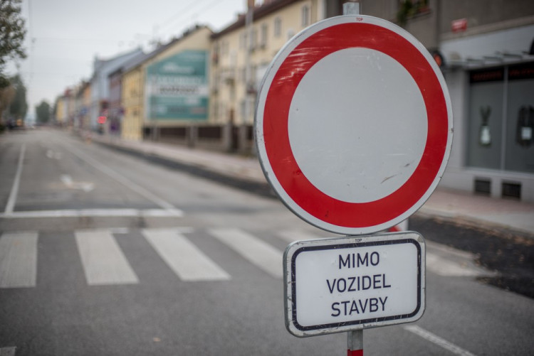 Křižovatka ulic B. Němcové a L. B. Schneidera při uzavírce Lidické třídy