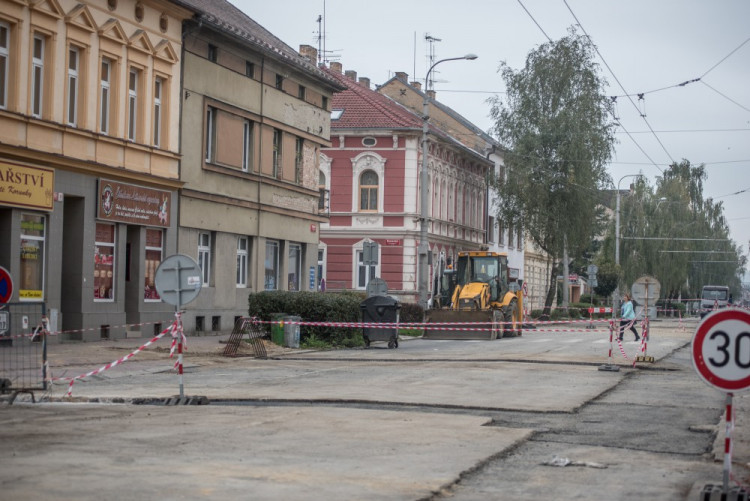 Křižovatka ulic B. Němcové a L. B. Schneidera při uzavírce Lidické třídy