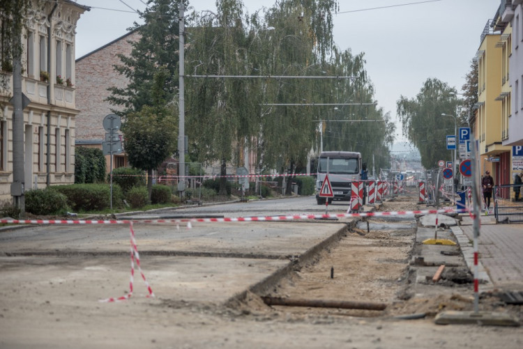 Křižovatka ulic B. Němcové a L. B. Schneidera při uzavírce Lidické třídy