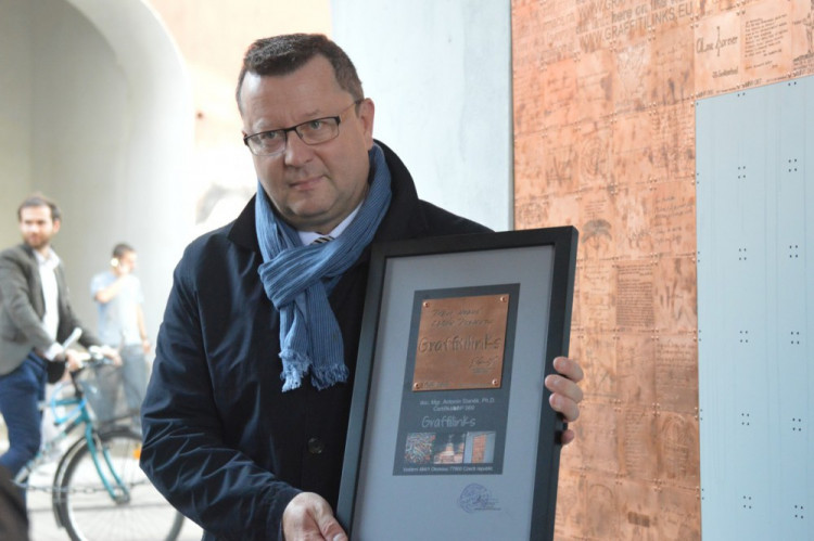 FOTOGALERIE: Vodární ulice v novém kabátu. Zeď vzkazů dnes byla oficiálně představena