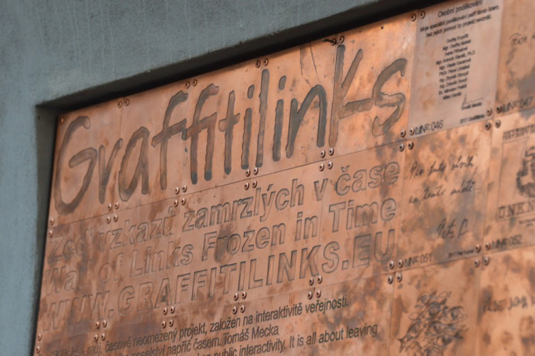 FOTOGALERIE: Vodární ulice v novém kabátu. Zeď vzkazů dnes byla oficiálně představena