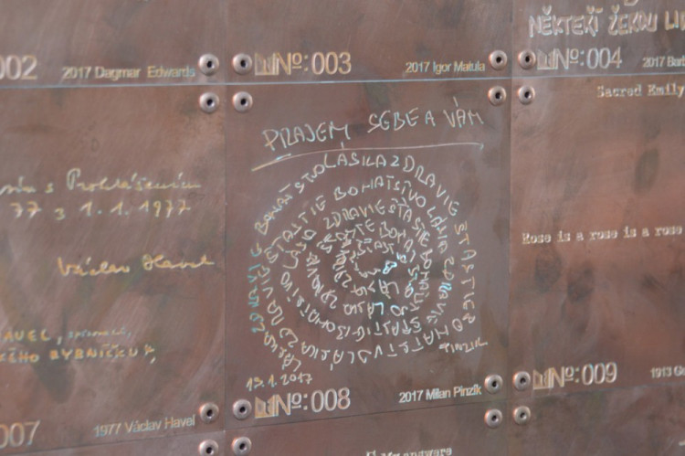 FOTOGALERIE: Vodární ulice v novém kabátu. Zeď vzkazů dnes byla oficiálně představena