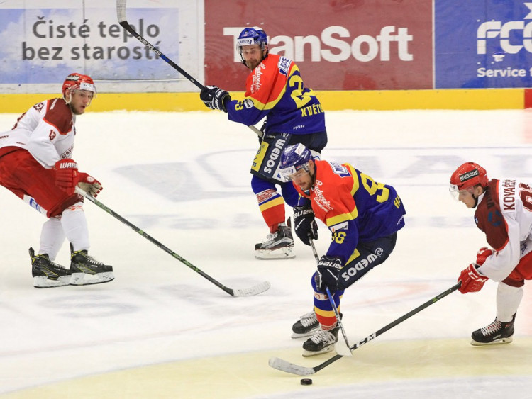 Martin Heřman obchází Michala Kovařčíka, vzadu Lukáš Květoň