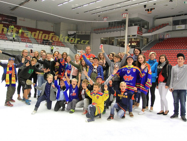 S žáky ZŠ Grünwaldova se po zápase přišel vyfotit Václav Nedorost
