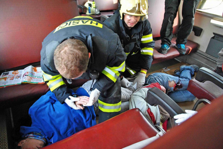 Cvičení hasičů: Srážka vlaku s mnoha zraněnými