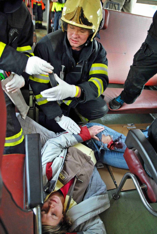 Cvičení hasičů: Srážka vlaku s mnoha zraněnými