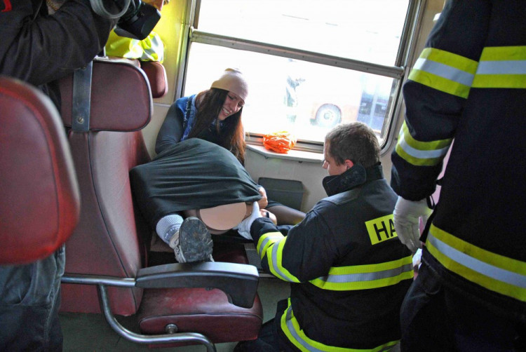 Cvičení hasičů: Srážka vlaku s mnoha zraněnými