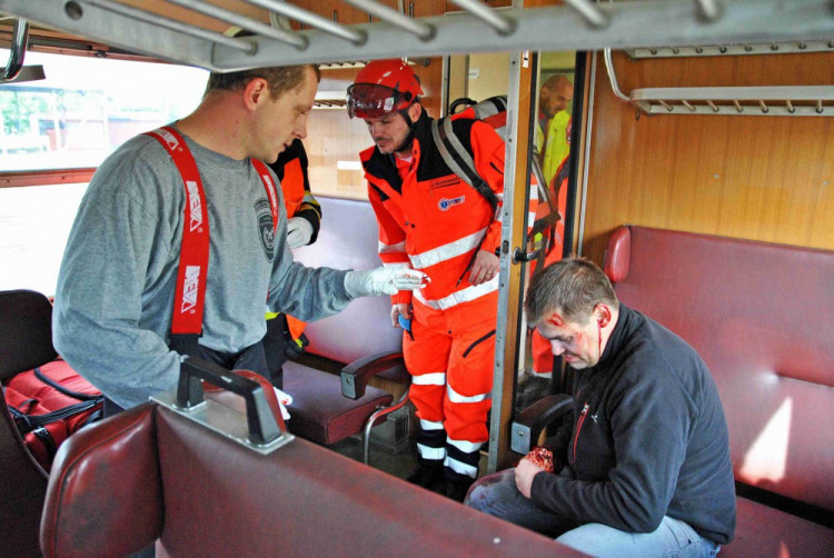 Cvičení hasičů: Srážka vlaku s mnoha zraněnými