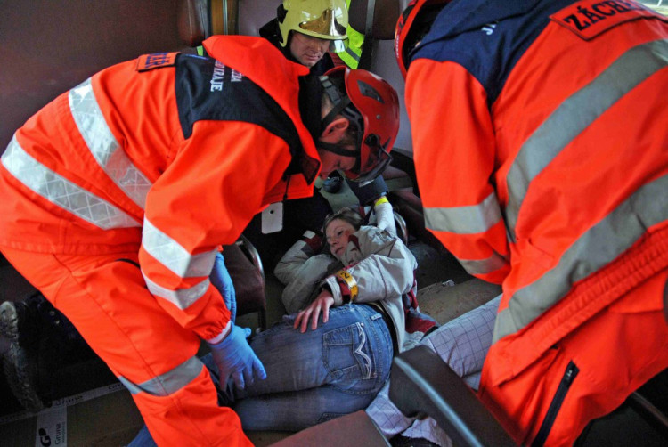 Cvičení hasičů: Srážka vlaku s mnoha zraněnými