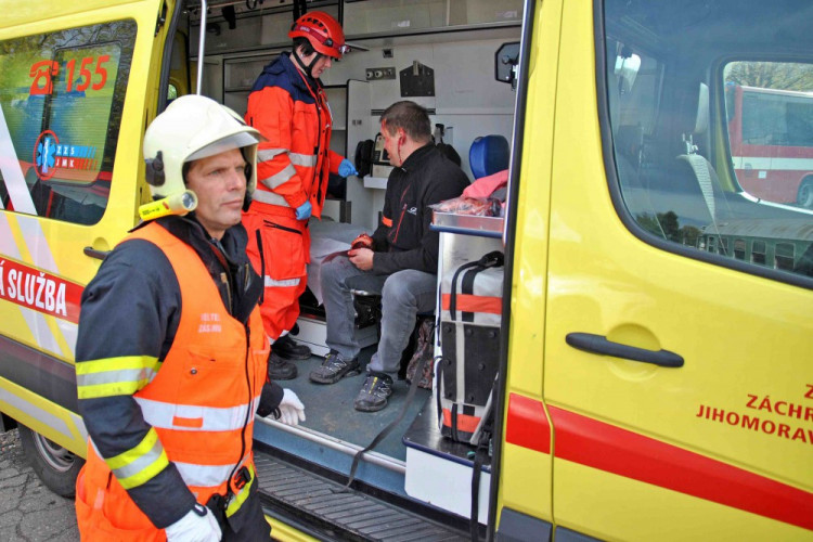 Cvičení hasičů: Srážka vlaku s mnoha zraněnými