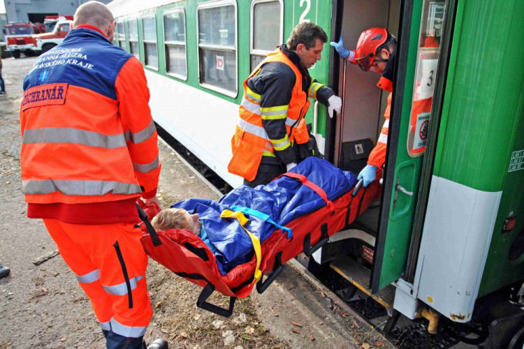 Cvičení hasičů: Srážka vlaku s mnoha zraněnými