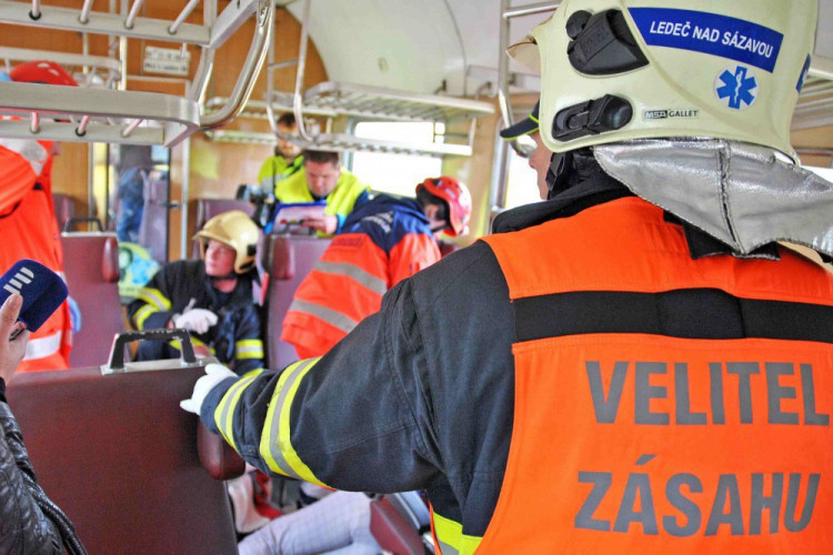 Práce porodní asistentky není cizí ani havlíčkobrodským hasičům